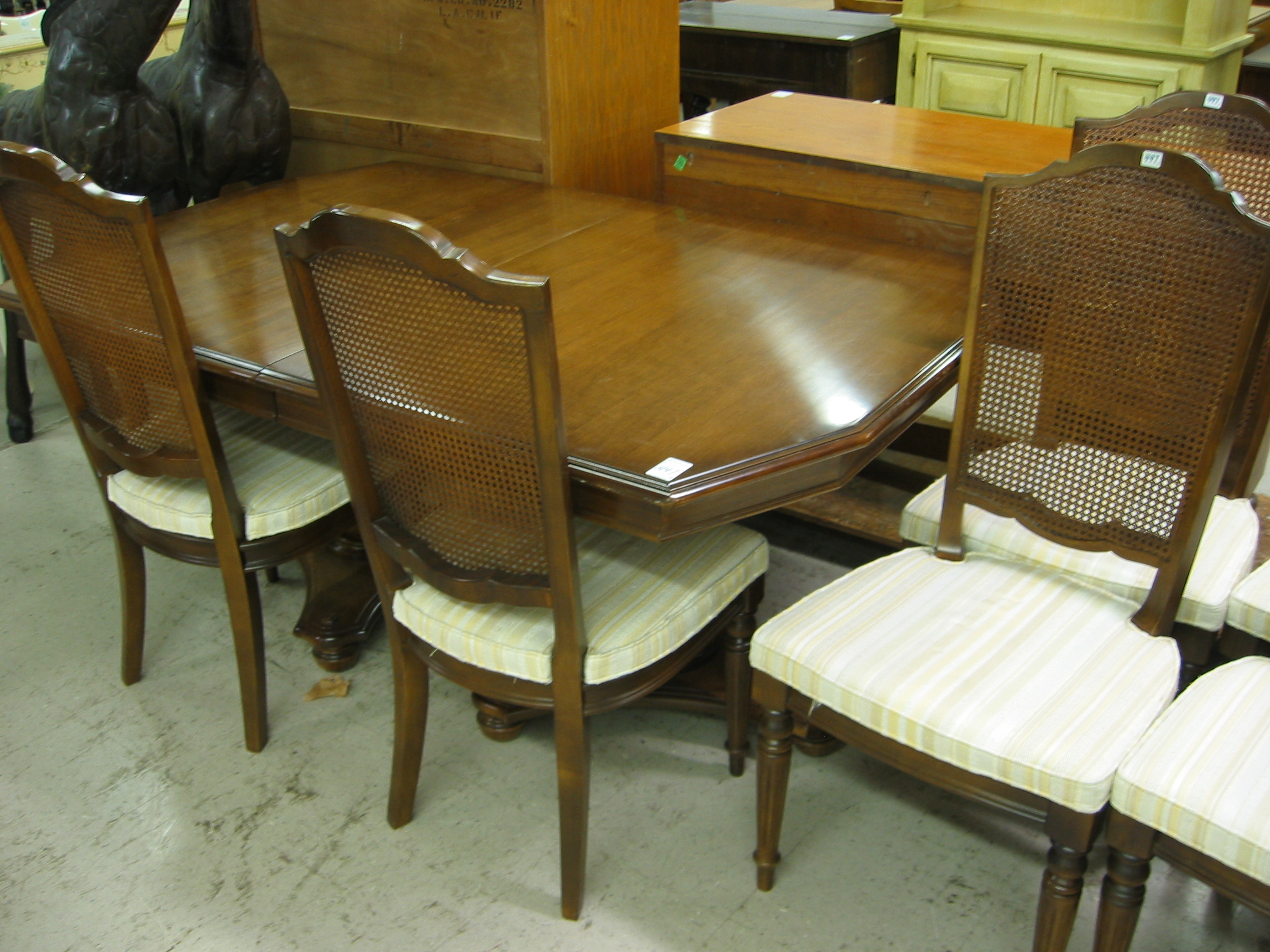 Appraisal: AN EIGHT-PIECE DINING SET Ethan Allen Furniture Co c 's