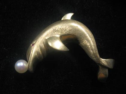 Appraisal: karat yellow Dolphin pin Accented by one pink luster pearl