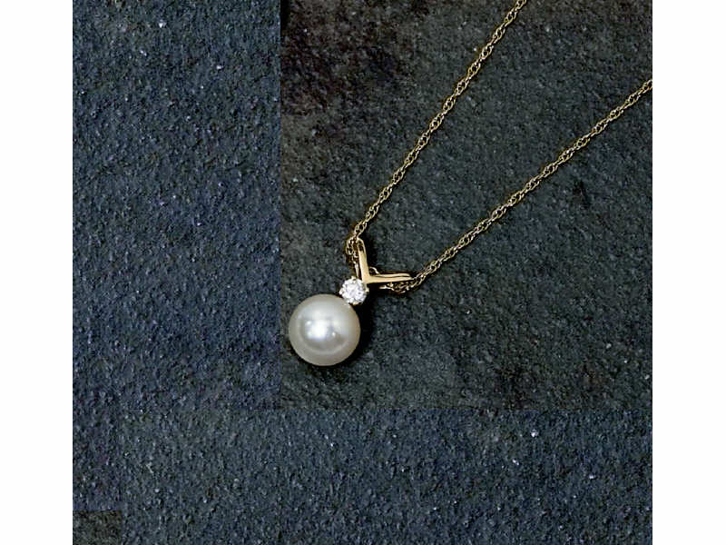 Appraisal: PEARL PENDANT WITH DIAMOND k yellow gold with one approximately