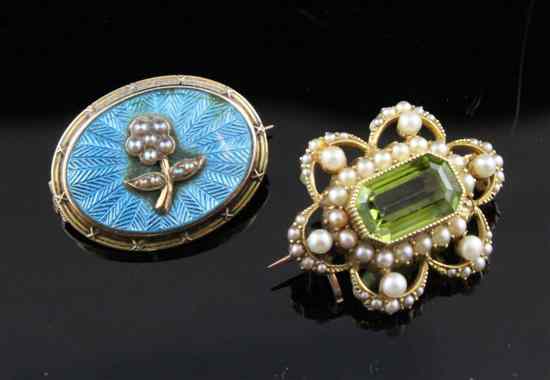 Appraisal: A late Victorian ct gold peridot and seed pearl brooch