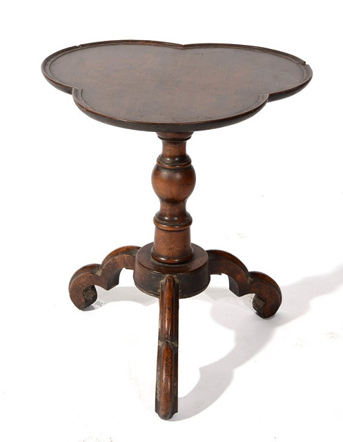 Appraisal: A SMALL MAHOGANY WINE TABLE with triform tray top cm