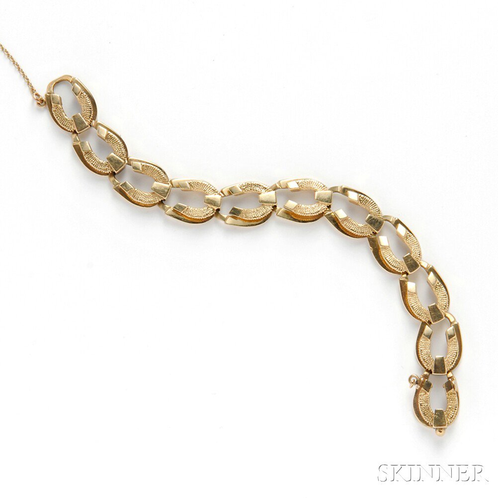 Appraisal: kt Gold Bracelet composed of horseshoe links dwt lg in