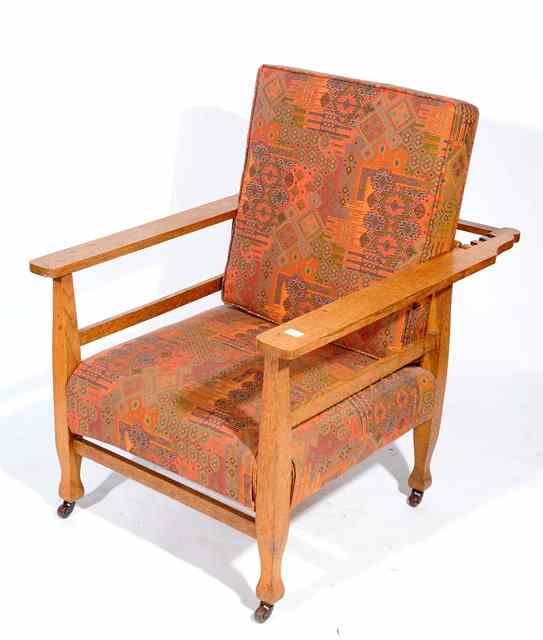 Appraisal: AN EARLY TH CENTURY OAK ARMCHAIR with adjustable back and