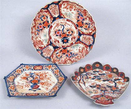 Appraisal: Three Japanese imari platters th century Comprised of a fan