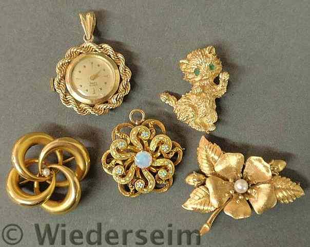 Appraisal: Four ladies k yg pins and a k yg watch