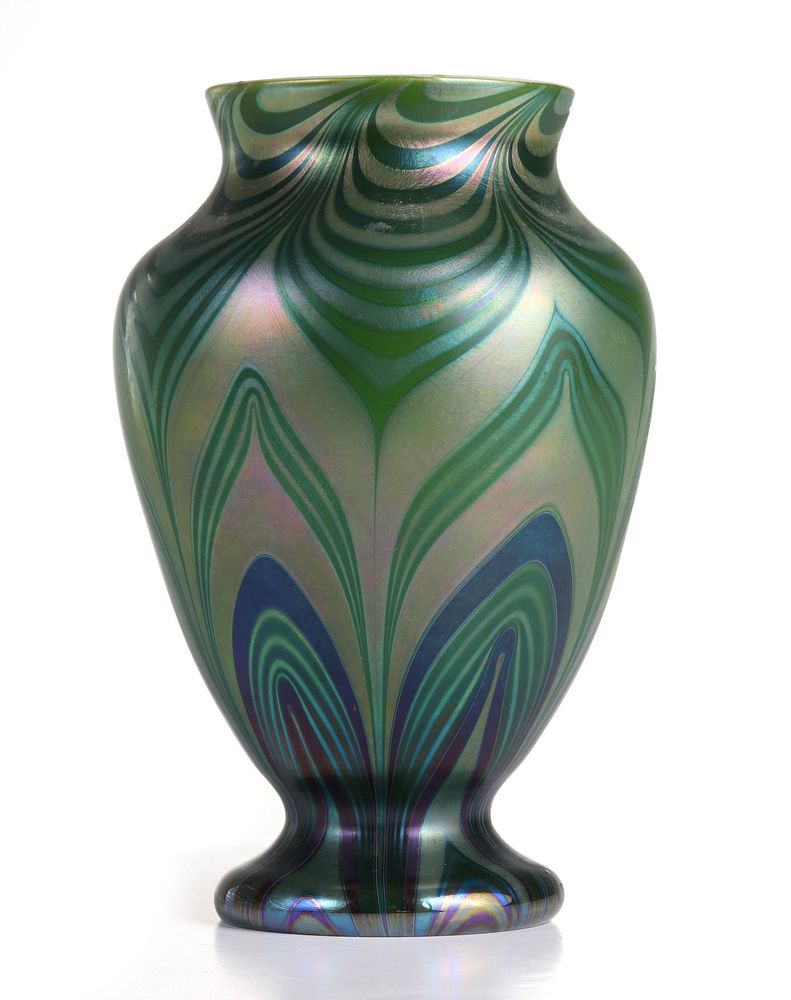 Appraisal: AN ORIENT FLUME ART GLASS VASE WITH PULLED FEATHERS The