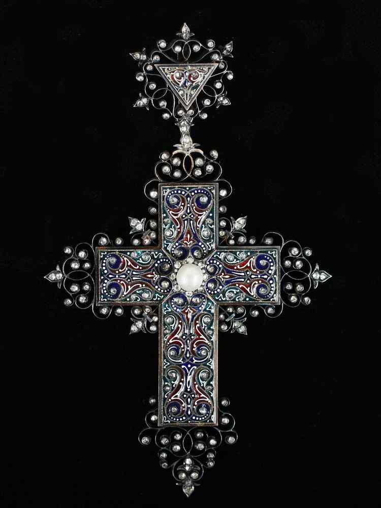 Appraisal: PENDANT - th c Spanish Latin Cross with ajoure foliated