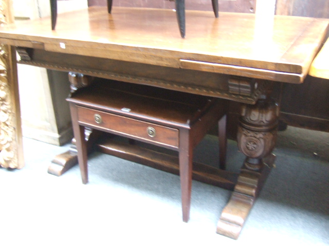 Appraisal: A th century oak draw leaf dining table the top