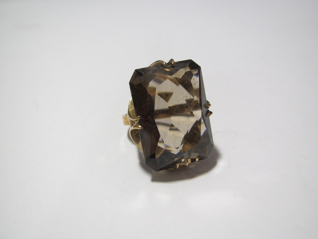 Appraisal: A large fancy cut smoky quartz ring in a gold