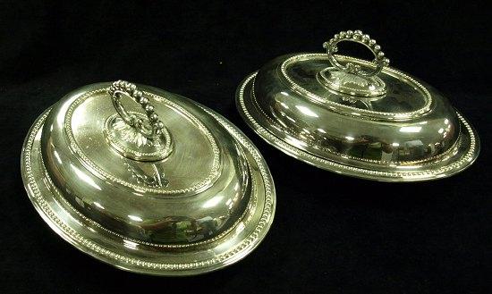 Appraisal: A pair of oval entr e dishes and covers with