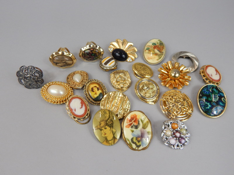 Appraisal: A quantity of scarf rings of various designs some stone