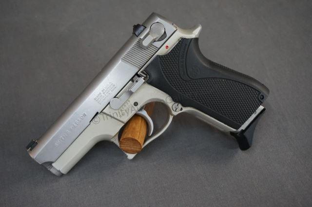 Appraisal: Smith Wesson Model mm Pistol With - Round magazine capacity