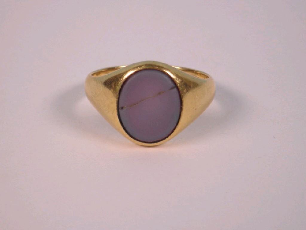 Appraisal: An agate cracked set gentleman's signet ring ct gold g