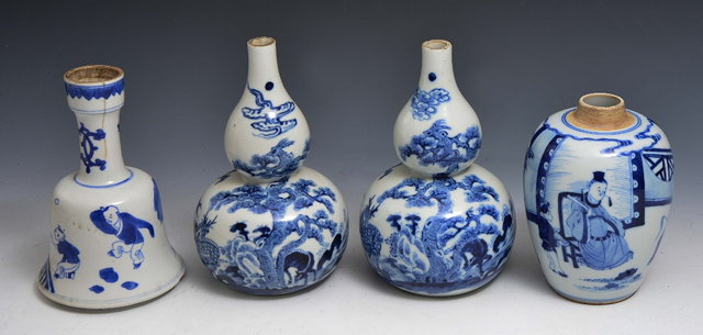 Appraisal: A PAIR OF CHINESE BLUE AND WHITE DOUBLE GOURD VASES