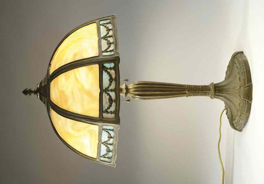 Appraisal: ROYAL ART GLASS CO SLAG GLASS TABLE LAMP shade having