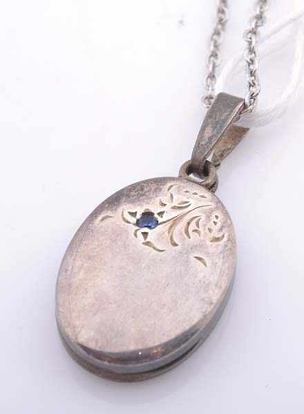 Appraisal: A LOCKET PENDANT WITH A BLUE STONE AND CHAIN IN