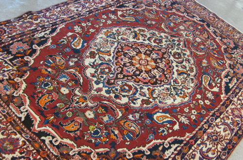 Appraisal: PERSIAN HAMADAN CARPET hand knotted in a stylized floral and