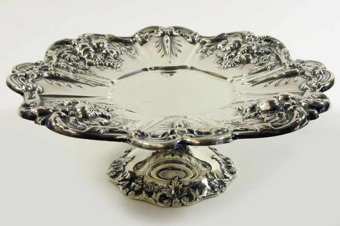 Appraisal: REED BARTON STERLING SILVER PEDESTAL CAKE STAND in the Francis