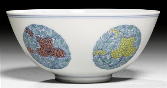 Appraisal: A FINE DOUCAI BOWL DECORATED WITH FLOWER ROUNDELS China th