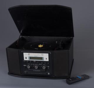 Appraisal: TEAC The Teac GF- is an all-in-one turntable CD recorder