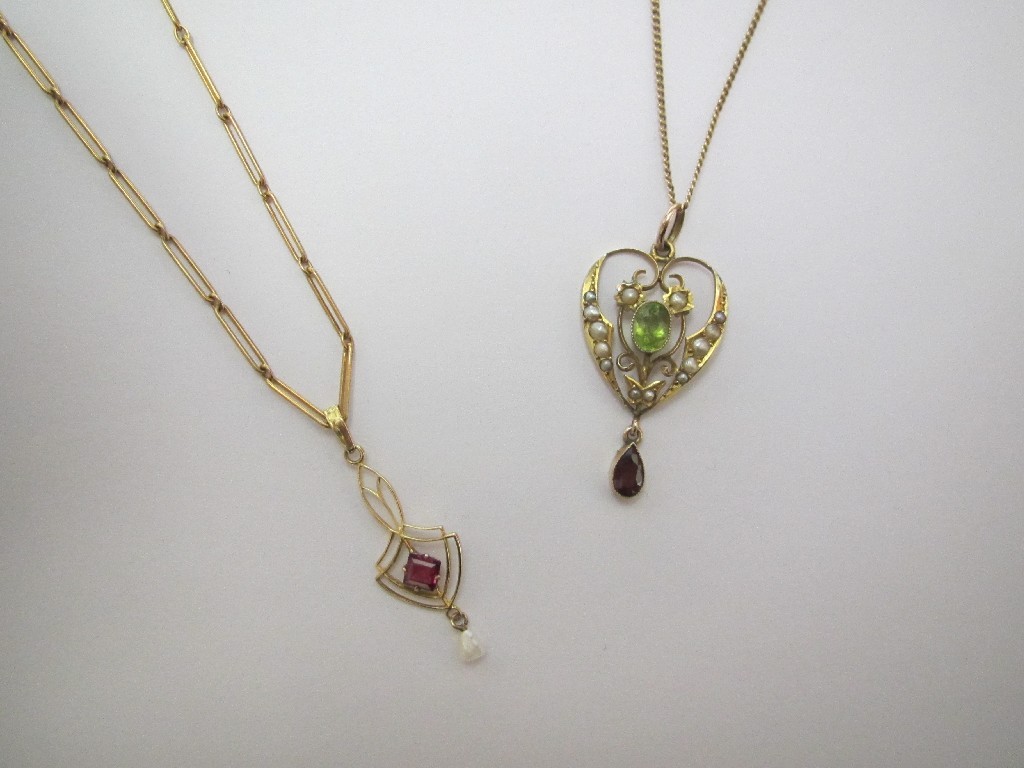 Appraisal: An Edwardian ct gold heart shaped scroll pendant set with