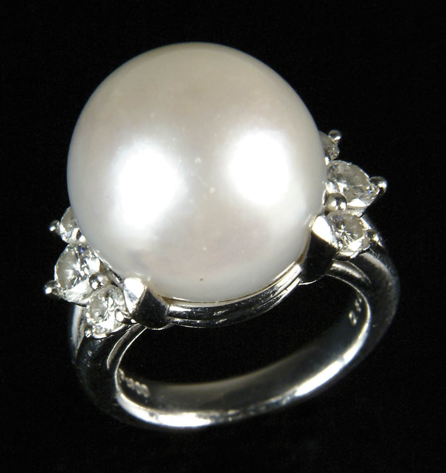 Appraisal: SOUTH SEA CULTURED PEARL LADY S RING mm South Sea