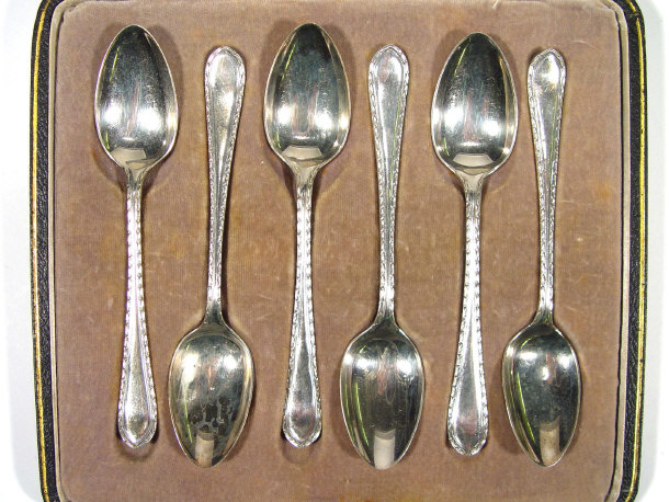 Appraisal: Six silver teaspoons in a velvet lined case Sheffield