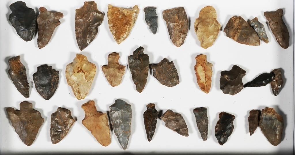 Appraisal: ARROWHEADS STONE TOOLSOld estate collection of arrowhead points origin unknown