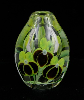 Appraisal: An Orient Flume Art Glass Vase A pretty blown glass