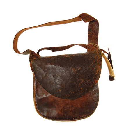 Appraisal: EARLY KENTUCKY RIFLEMANS POUCH The small leather pouch with drop-down