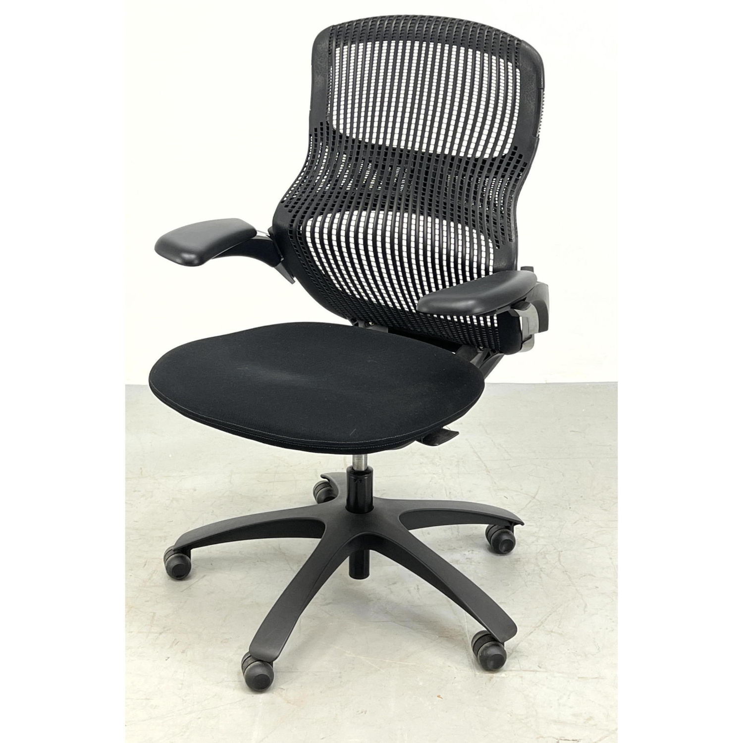 Appraisal: Black KNOLL Adjustable Mesh Office Desk Chair Dimensions H inches