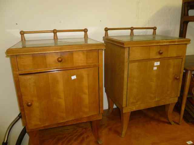 Appraisal: A PAIR OF CONTINENTAL MAPLE VENEERED BEDSIDE LOCKERS with stylised