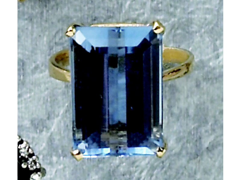 Appraisal: BLUE TOPAZ RING Yellow gold ring set with one rectangular