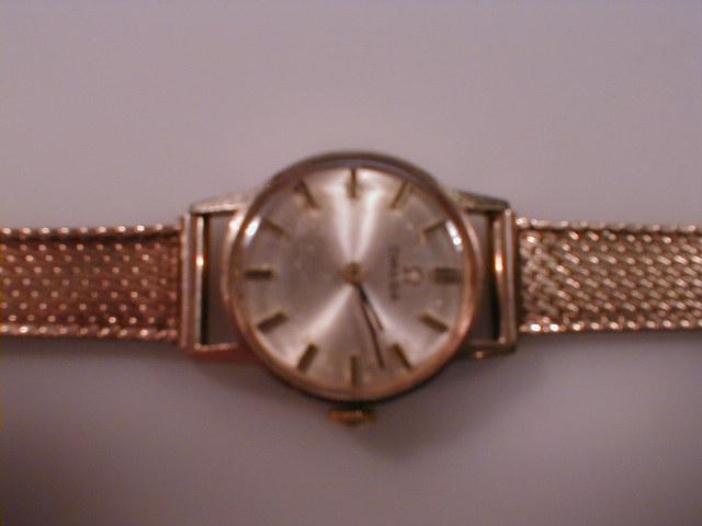 Appraisal: A ladies ct gold Omega wristwatch on fine mesh link