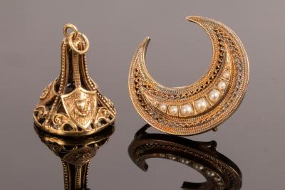 Appraisal: A Victorian crescent brooch set with a line of seven