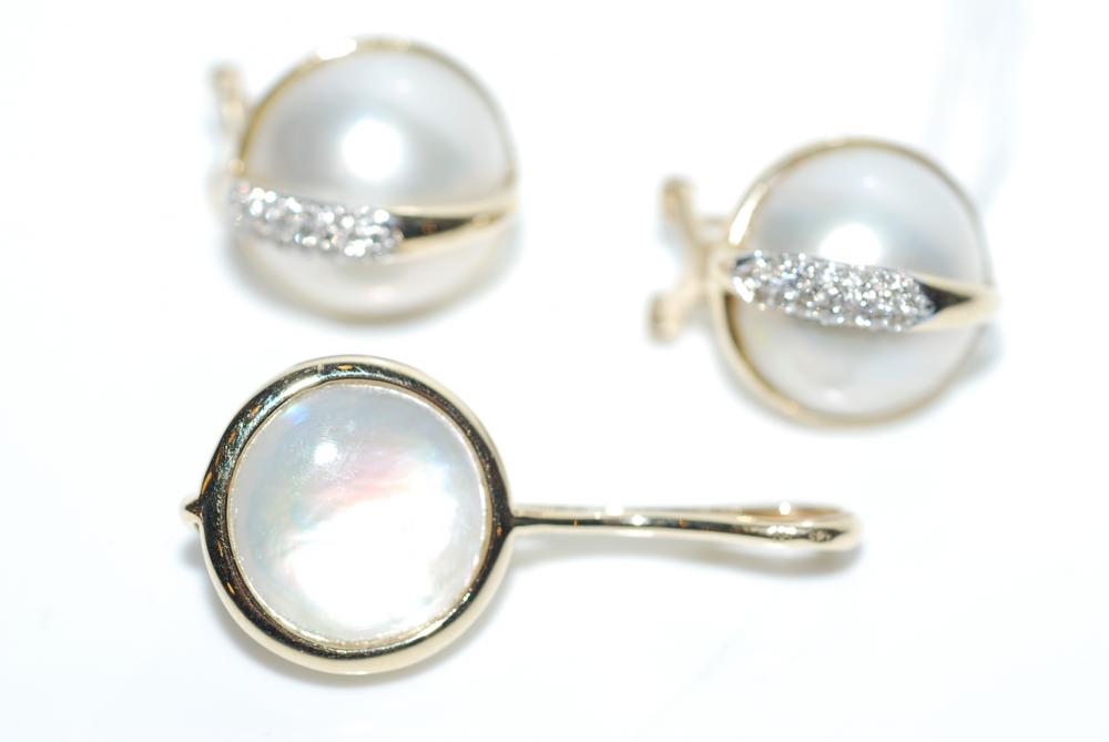 Appraisal: A PAIR OF DIAMOND SET MABE PEARL EARRINGS AND PENDANT