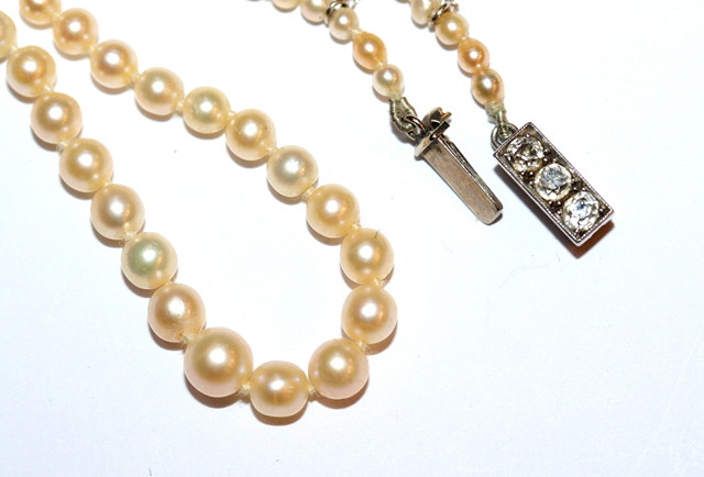 Appraisal: A GRADUATED PEARL NECKLACE with a diamond set box catch