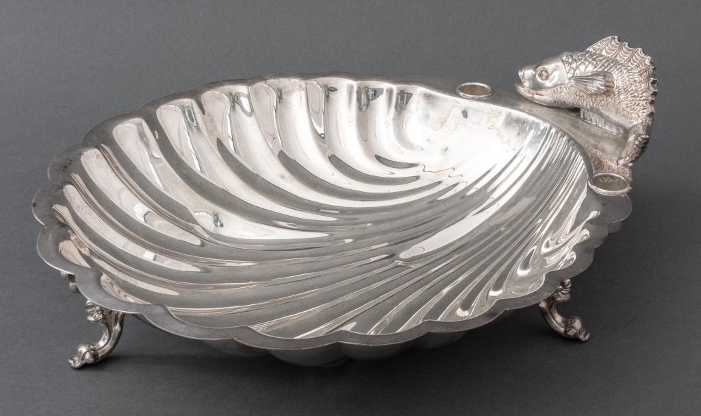 Appraisal: VINTAGE SHERIDAN SILVER PLATED SHELL BOWL Vintage American silver plated