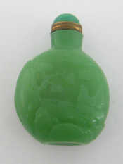 Appraisal: A Chinese green Pekin glass snuff bottle carved with a