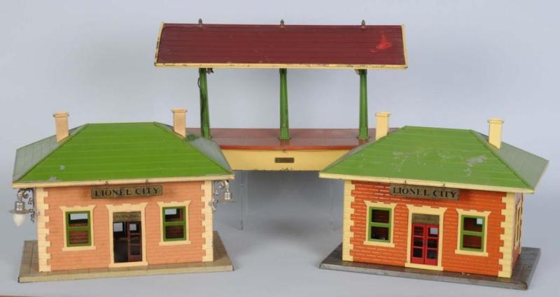 Appraisal: Lionel -Piece Standard Gauge Train Accessories Description Pre-war Includes passenger