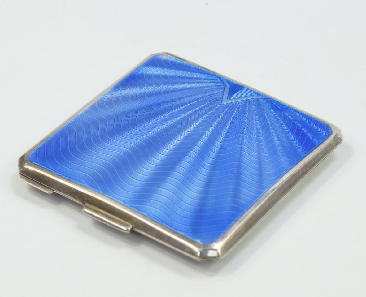 Appraisal: A George V silver powder compact by Mappin Webb with