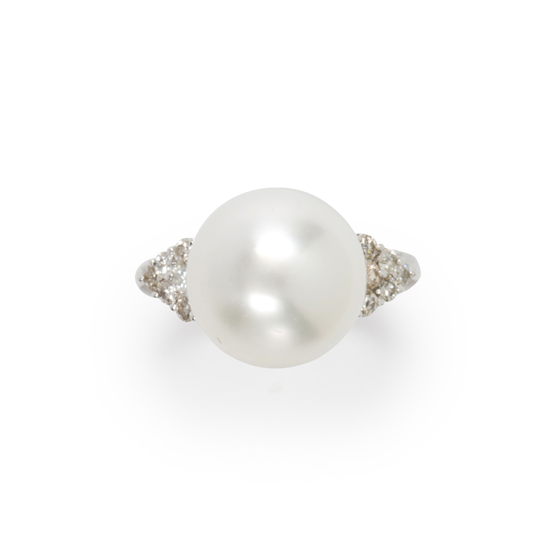 Appraisal: A SOUTH SEA PEARL DIAMOND AND PLATINUM RING A South