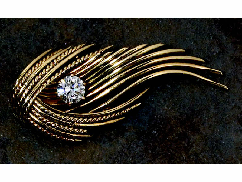 Appraisal: DIAMOND BROOCH K yellow gold twisted and polished spray design