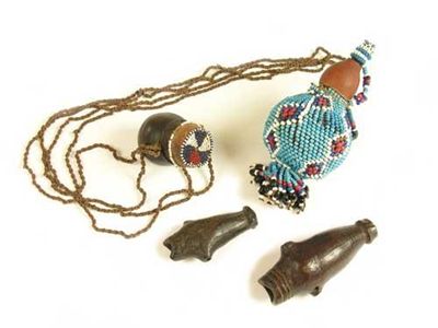 Appraisal: A double gourd snuff bottle with beadwork cover and stopper