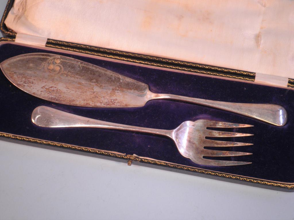 Appraisal: A pair of silver plated fish servers in fitted case