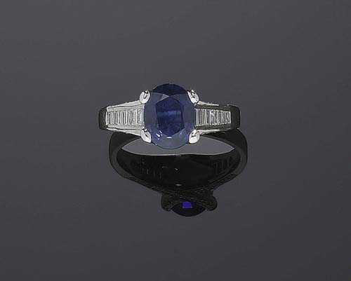 Appraisal: SAPPHIRE AND DIAMOND RING White gold Casual-elegant ring the top