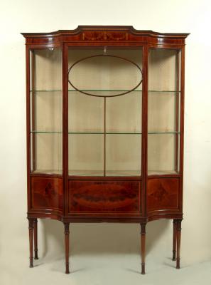 Appraisal: AN EDWARDIAN MAHOGANY DISPLAY CABINET of breakfront form crossbanded with