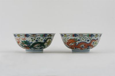 Appraisal: A pair of Chinese wucai dragon and phoenix bowls typically