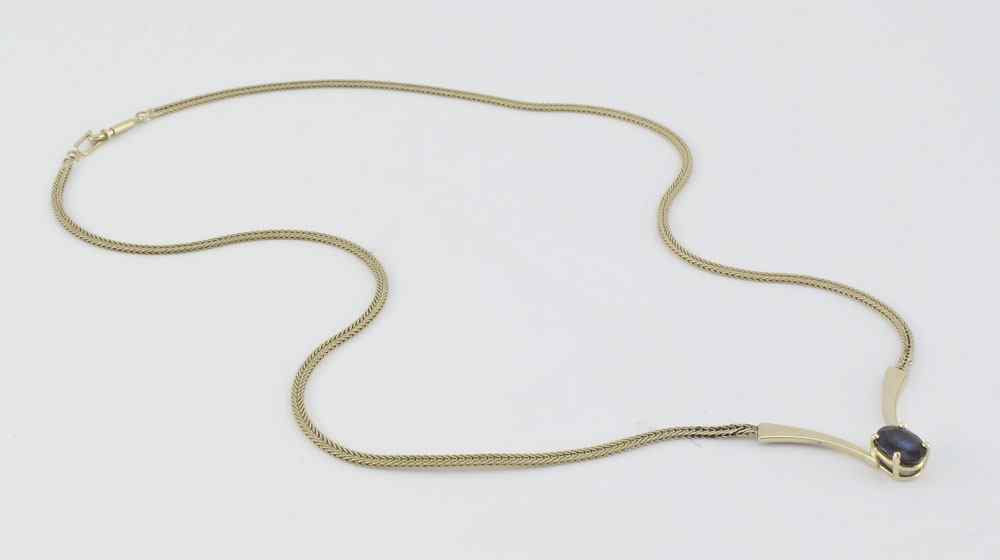 Appraisal: K SAPPHIRE NECKLACE K yellow gold necklace features a single