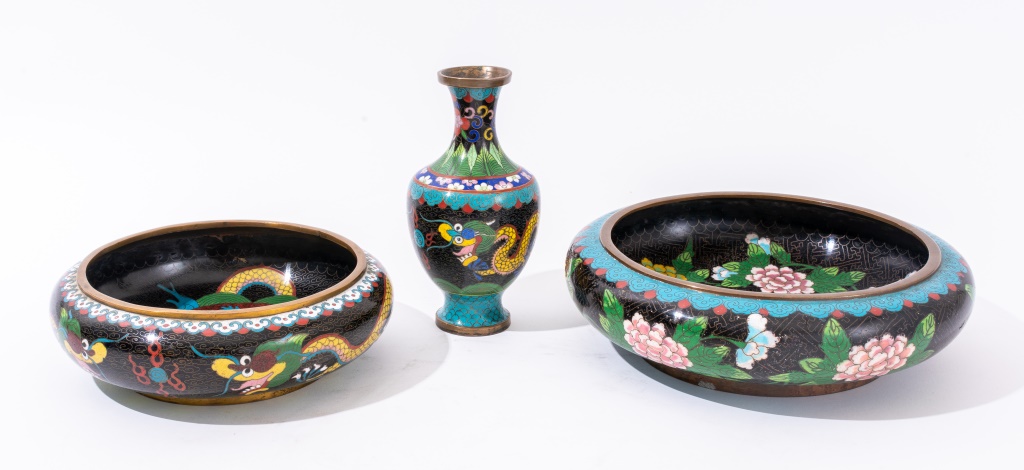 Appraisal: CHINESE CLOISONNE ENAMEL VASE CENTER BOWLS Group of three Chinese